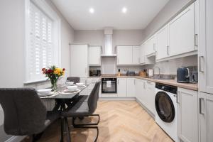 Kuchyň nebo kuchyňský kout v ubytování Northern Bank House Apartments by Escape Ordinary