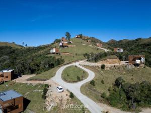a winding road on top of a hill with houses at Linda cabana com jacuzzi e vista incrível VST004 in São Paulo dos Pinhais