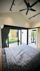 En eller flere senge i et værelse på 913 Luxury Pool Villa Khaolak + 39 billeder