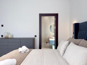 ein Schlafzimmer mit einem Bett mit zwei Handtüchern darauf in der Unterkunft Villa Horizon - 5 suites in Alhaurín el Grande