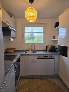 eine Küche mit Spüle und Fenster in der Unterkunft Modern Köln Flat 20mins Messe 25mins Neumarkt in Köln