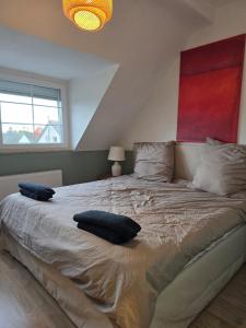 ein Schlafzimmer mit einem großen Bett mit Kissen darauf in der Unterkunft Modern Köln Flat 20mins Messe 25mins Neumarkt in Köln