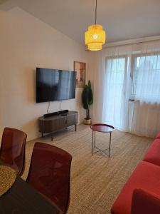 ein Wohnzimmer mit einem großen Flachbildfernseher in der Unterkunft Modern Köln Flat 20mins Messe 25mins Neumarkt in Köln