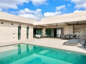 ein Haus mit Swimmingpool und Terrasse in der Unterkunft Villa Horizon - 5 suites in Alhaurín el Grande