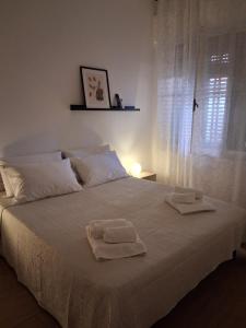 Ένα ή περισσότερα κρεβάτια σε δωμάτιο στο Dimora MiRà