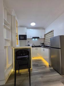 una cocina con una silla en el medio. en Mira Haven Apartments, en Abuja