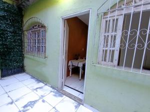 une porte ouverte d'un bâtiment avec une table dans une pièce dans l'établissement AP Custo benefício a 10 min de praia,rodoviária, estádio e ferroviária, à Vila Velha