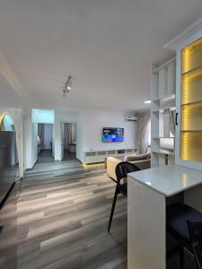 una sala de estar con un sofá y una mesa en Mira Haven Apartments, en Abuja