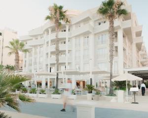 El edificio en el que está el hotel