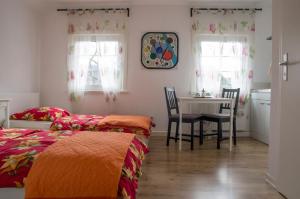 シュトゥットガルトにあるTasca im Feui Apartmentsのベッドルーム1室(ベッド2台、テーブル、椅子付)