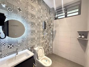 Kupatilo u objektu R3troHouse2 4BR 18PAX PS4, PoolTable in TOWN