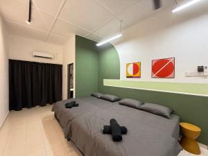 Krevet ili kreveti u jedinici u okviru objekta R3troHouse2 4BR 18PAX PS4, PoolTable in TOWN