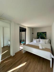 Un dormitorio grande con una cama grande en una habitación. en Ecolodge Pereybere, en Grand Baie