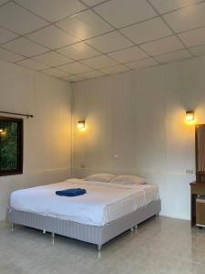 Postel nebo postele na pokoji v ubytování Khao Sok Evergreen House