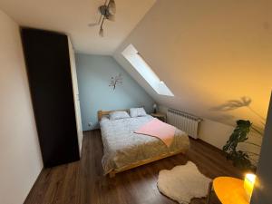 Ένα ή περισσότερα κρεβάτια σε δωμάτιο στο Rysiówka +41 φωτογραφίες