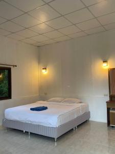 Postel nebo postele na pokoji v ubytování Khao Sok Evergreen House