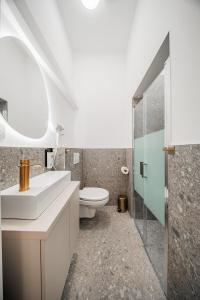 ein Badezimmer mit Waschbecken und Toilette in der Unterkunft HOME1 - District 5 Boutique Hostel in Wien