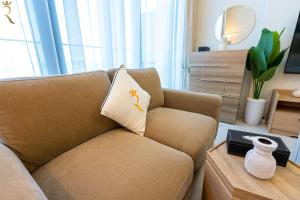 O zonă de relaxare la Bright Studio with Balcony the Gate, Masdar City