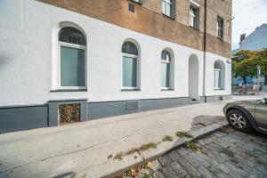 ein vor einem Gebäude geparktes Auto in der Unterkunft HOME1 - District 5 Boutique Hostel in Wien