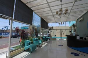 una hall con sedie blu e un edificio di Hotel Maresta Lodge - Hotel Asociado Casa Andina a Chimbote