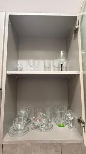 een plank gevuld met glazen, borden en wijnglazen bij Guest House - Manandyan 20 in Jerevan