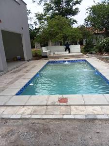 una pequeña piscina en el patio de una casa en Beautiful 2 bedroom with Solar backup, Swimming Pool & Wi-Fi, en Lusaka