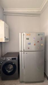 een keuken met een koelkast en een wasmachine bij Guest House - Manandyan 20 in Jerevan