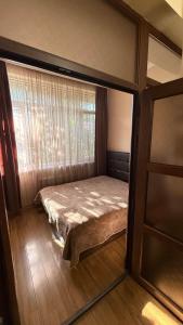 een kleine slaapkamer met een bed in een kamer bij Guest House - Manandyan 20 in Jerevan