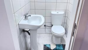 ein Badezimmer mit einer weißen Toilette und einem Waschbecken in der Unterkunft Little Home in the Heart of Olhão in Olhão + 9 Fotos