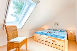 Postel nebo postele na pokoji v ubytování Fewo LampRieger Maisonette rechts + 8 fotografií