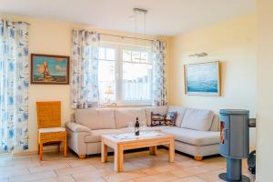 a living room with a couch and a table at Ferienhaus LampRieger, Fewo Parter in Wieck