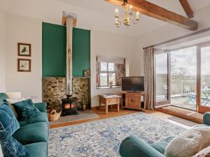 a living room with a couch and a fireplace at 2 bed in Holsworthy 91755 in Holsworthy
