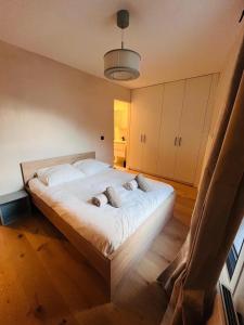 Ένα ή περισσότερα κρεβάτια σε δωμάτιο στο Cozy duplex - ideal for families