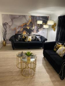 ein Wohnzimmer mit Sofa und Tisch in der Unterkunft Stunting Sunburst Peaceful Palace in Center Line