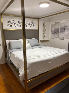 ein Schlafzimmer mit einem großen Bett mit weißer Bettwäsche in der Unterkunft Stunting Sunburst Peaceful Palace in Center Line