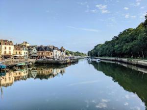 a river in a city with houses and boats at Du golfe in Crach