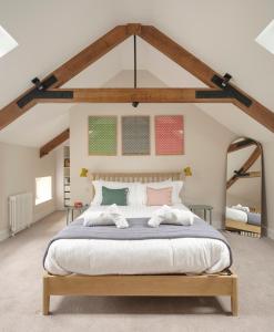 Postel nebo postele na pokoji v ubytování Limeworks Granary