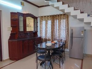 une salle à manger avec une table et un réfrigérateur dans l'établissement Homestay near Lulu- Edappally- Amrita, Aster Hospital- Kochi, à Ernakulam