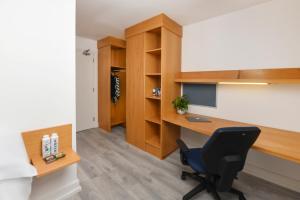 una oficina con escritorio y silla en Dromroe Village University of Limerick, en Limerick