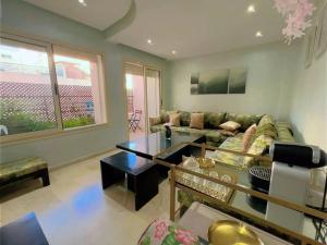 una sala de estar con un sofá y una mesa en Ibiz Appartement, en Casablanca