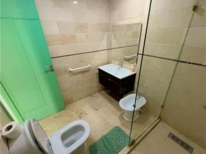 Un baño con lavabo, inodoro y ducha. en Ibiz Appartement, en Casablanca