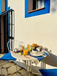 Una mesa con un plato de comida encima en Casa Blanca y Azul, en Almogía