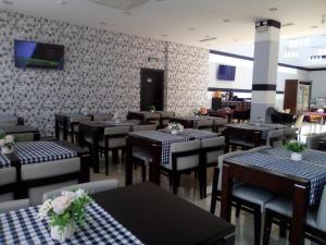 LobitoHotel VR的一家餐厅，桌椅是黑色的，墙上挂着鲜花。