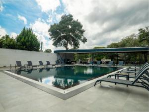 Una gran piscina con sillas y un edificio. en Verona Ağva, en Sile