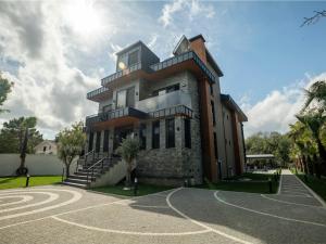 un gran edificio con una espiral en Verona Ağva, en Sile