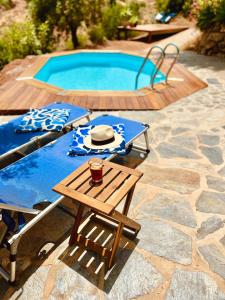 una mesa de picnic con un sombrero junto a una piscina en Casa Blanca y Azul, en Almogía