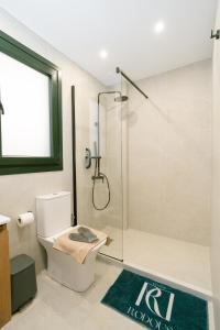 een badkamer met douche en toilet bij RoDous Luxury Apartments Preveza in Preveza +65 foto's