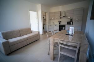 un soggiorno con un tavolo e un divano di 13 Nevoso Palace a Milano