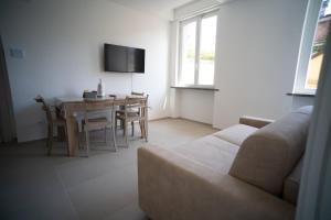 un soggiorno con un divano e un tavolo da pranzo di 13 Nevoso Palace a Milano