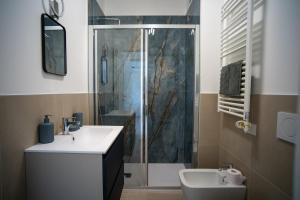 un bagno con doccia, lavandino e WC di 13 Nevoso Palace a Milano
